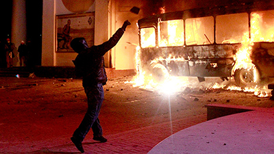 Barricadas y ladrillos en la plaza de la Independencia en Kiev
