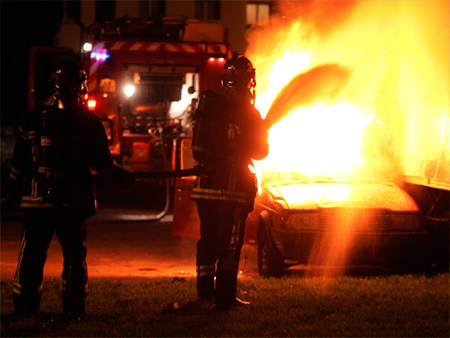 Francia: Incendian 1067 coches en Nochevieja