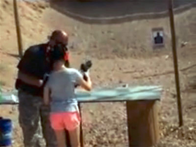 Legisladora de Arizona pide prohibir uso de armas automáticas a niños