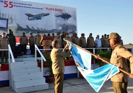 Raúl Castro condecora brigada aérea que cuida capital cubana