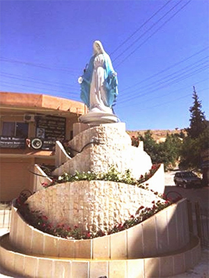 Instalan una estatua de la Virgen María en una plaza de Baalbeck