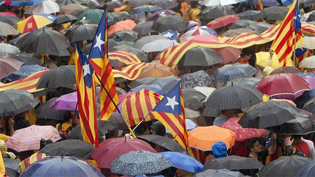 Miles protestan en Cataluña contra freno al referéndum independentista