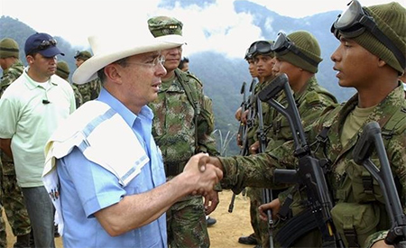 Parlamento venezolano pide declarar persona non grata a Uribe