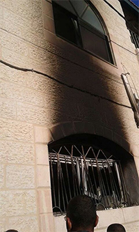 Colonos sionistas queman una mezquita en Cisjordania