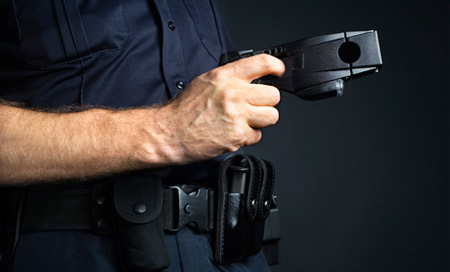 Brasil: Aplican la ley que prioriza el uso de armas no letales por la policía