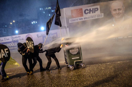 La Policía turca emplea cañones de agua contra manifestantes en Estambul