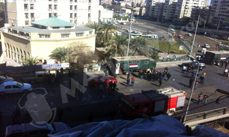 Cuatro policías heridos en dos explosiones en El Cairo