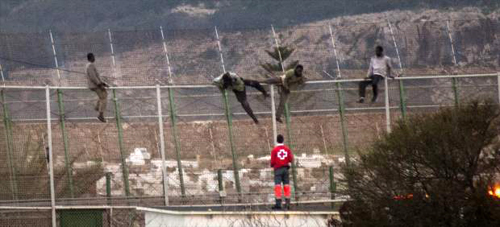 Más de 200 inmigrantes entran a Melilla