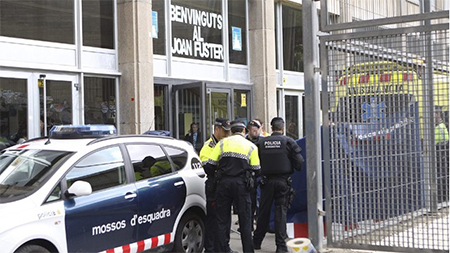 Un profesor muerto por disparos de ballesta en un instituto de Barcelona