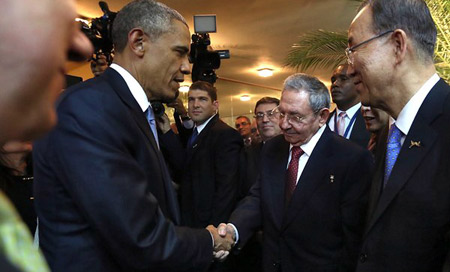 Saludo histórico entre Raúl Castro y Barack Obama