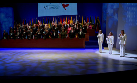 Saludo histórico entre Raúl Castro y Barack Obama