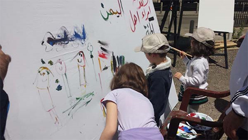 Manifestación artística contra la agresión saudí, en Líbano