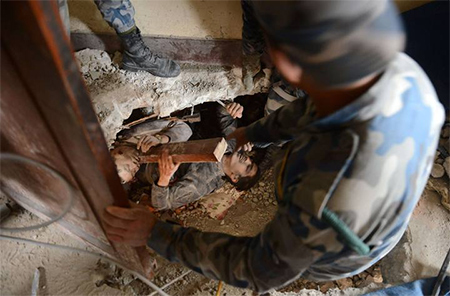 Miles de personas se preparan para pasar su tercera noche a la intemperie