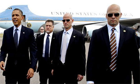 Roban arma y placa de un agente de la guardia de Obama 