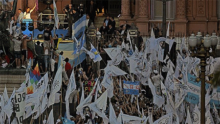 Decenas de miles despiden a presidenta saliente de Argentina