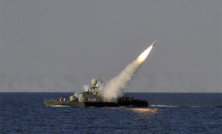 Irán dispara misiles a 1.5kms de portaaviones de EEUU