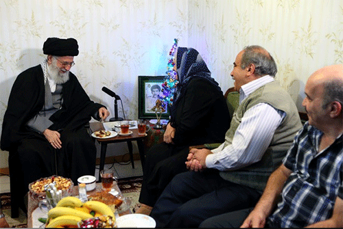 Líder supremo de Irán visita en Navidad la familia de un mártir cristiano