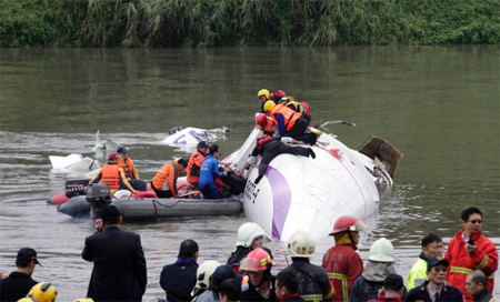 Un avión de TransAsia Airways se estrella en Taiwán