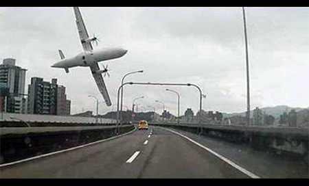 Un avión de TransAsia Airways se estrella en Taiwán
