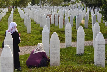 Serbia detiene a siete ex-policías por la matanza de Srebrenica