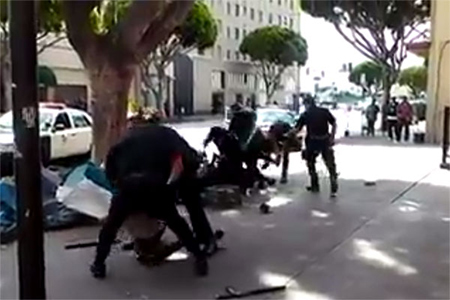La policía de Los Ángeles mata a tiros a un indigente