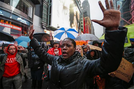 No hay cargos contra agente blanco que mató a joven negro