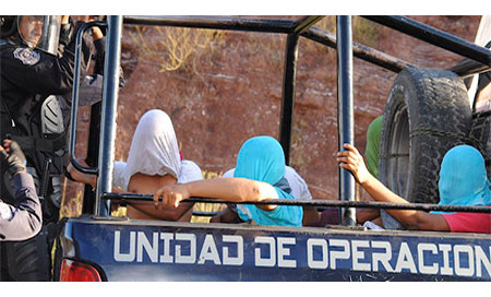 Más de 8 normalistas heridos tras choques con la policía de Ayotzinapa