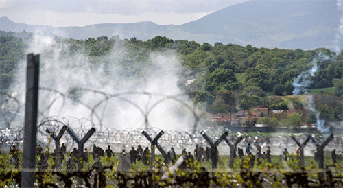 Más de 250 migrantes heridos al intentar cruzar a Macedonia