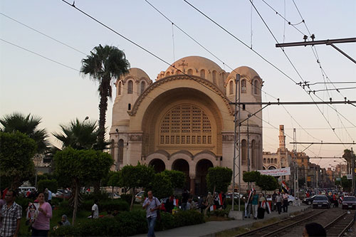 Un terrorista intenta degollar a un guardia de una iglesia en Egipto