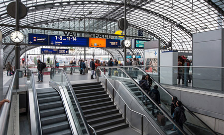 Desconocidos prenden fuego a un hombre sin hogar en Berlin