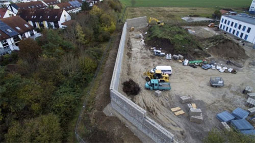 Un muro de cuatro metros de altura separa a los vecinos de los refugiados en Munich