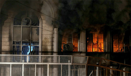 Manifestantes iraníes asaltan la embajada saudí en Teherán