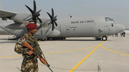 Terroristas atacan base aérea india cerca de Pakistán