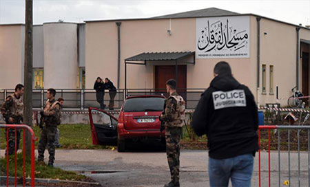 Un hombre ataca con su coche un puesto de seguridad en Valence
