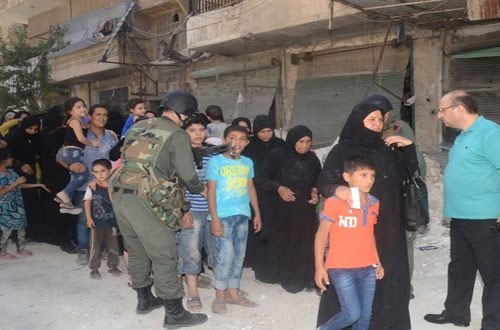 Decenas de familias salen del sector asediado de Alepo, en Siria