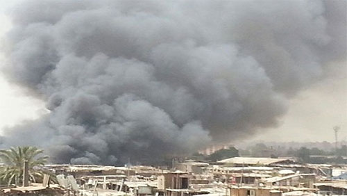 Un incendio de grandes proporciones en un popular mercado de El Cairo
