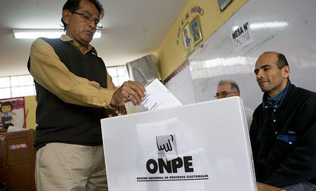 Kuzcynski gana las presidenciales de Perú por un estrecho margen