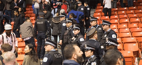 Trump suspende mitin en Chicago tras altercados entre partidarios y críticos