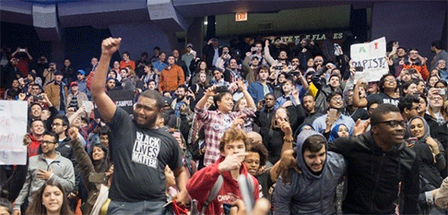 Trump suspende mitin en Chicago tras altercados entre partidarios y críticos