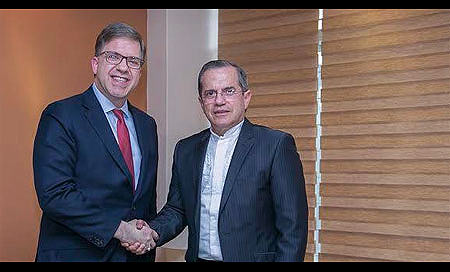 Ecuador: Correa advierte a Chapman sobre injerencia en asuntos locales