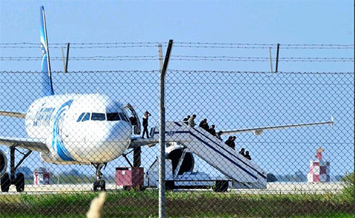 Concluye secuestro del avión de Egypt Air