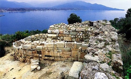 Hallan la tumba del filósofo griego Aristóteles 