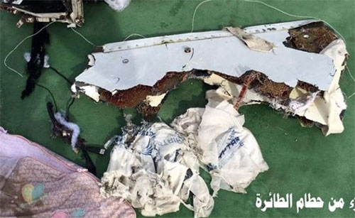 Las primeras imágenes de los restos recuperados del avión de EgyptAir