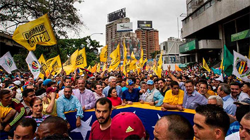 Venezuela dividida entre el referendo y la continuidad