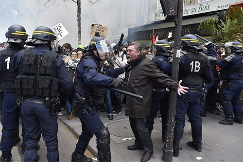 Hollande seguirá adelante con la reforma laboral pese a las protestas
