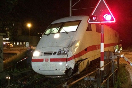 Diecisiete heridos al chocar un tren con un autocar de turistas