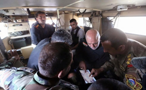 El primer ministro iraquí visita el frente de batalla en Mosul