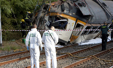 Al menos cuatro muertos al descarrilar un tren en Galicia