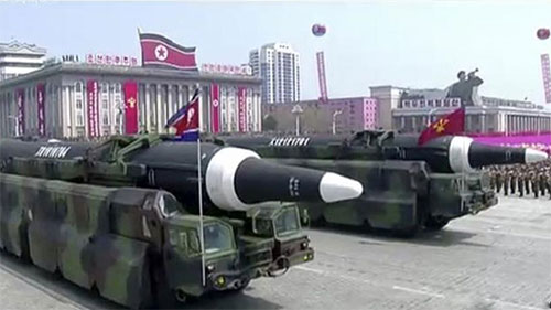 Pyongyang exhibe su poderío militar en el desfile del Día del Sol