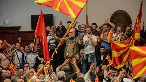 Manifestantes invaden el Parlamento macedonio y agreden a los diputados